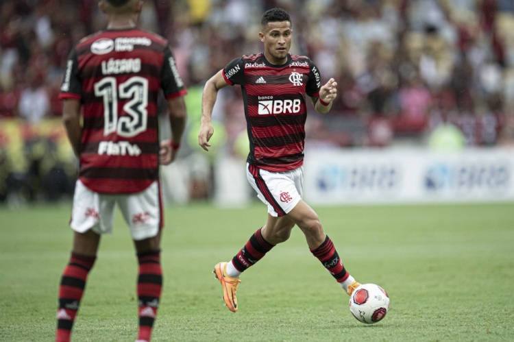 记者:曼联正在考察弗拉门戈中场若昂-戈麦斯